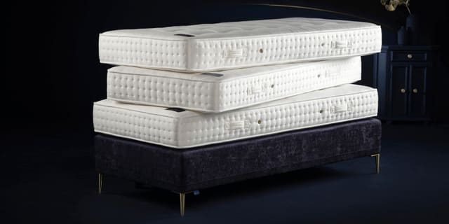 Stapel matrassen van Pullman in de showroom van Jan Buis Baarn