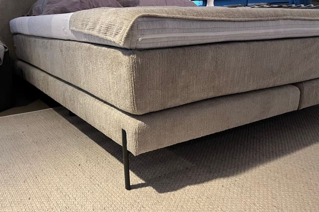 Detail van een gestoffeerde boxspring met naadafwerking