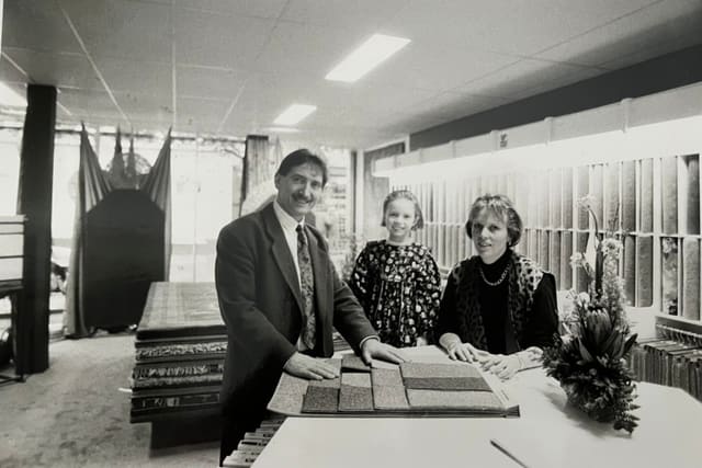 Archieffoto in zwart-wit van de familie Buis in de winkel